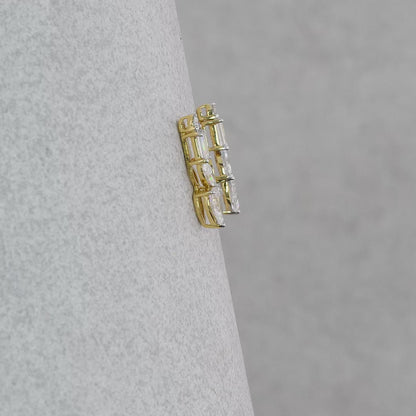 Pear-shaped diamond earring